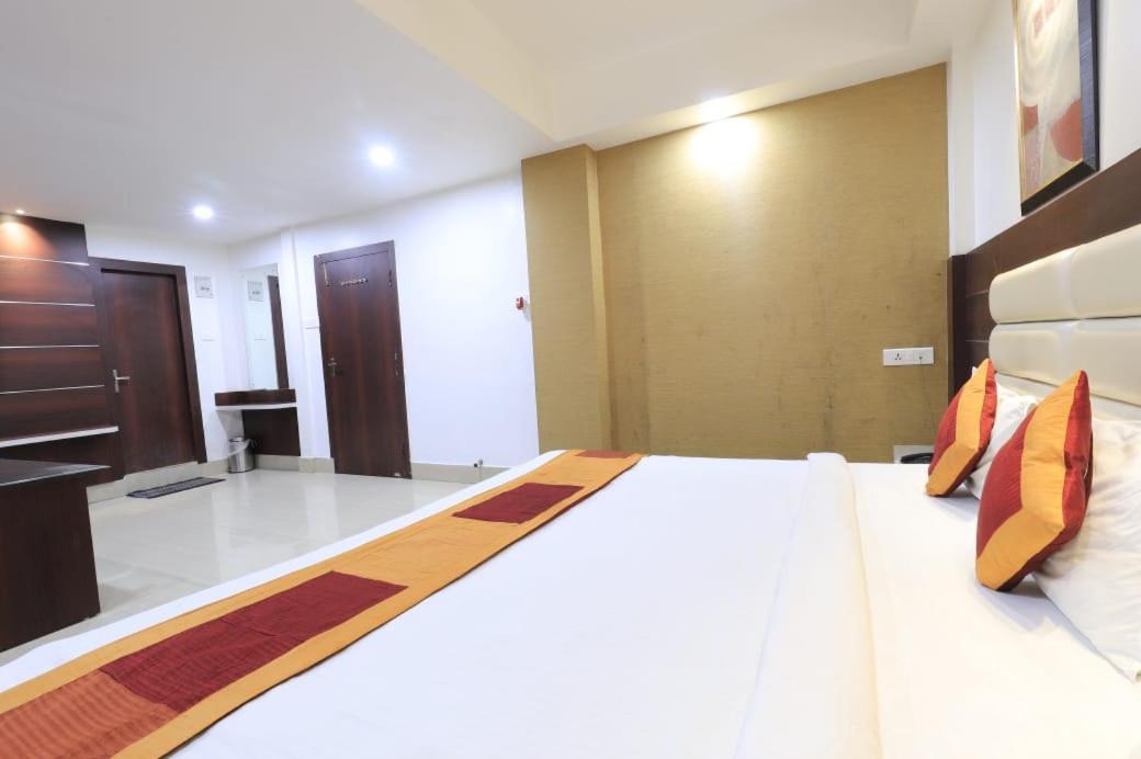 Hotel Rashmi Гувахати Экстерьер фото
