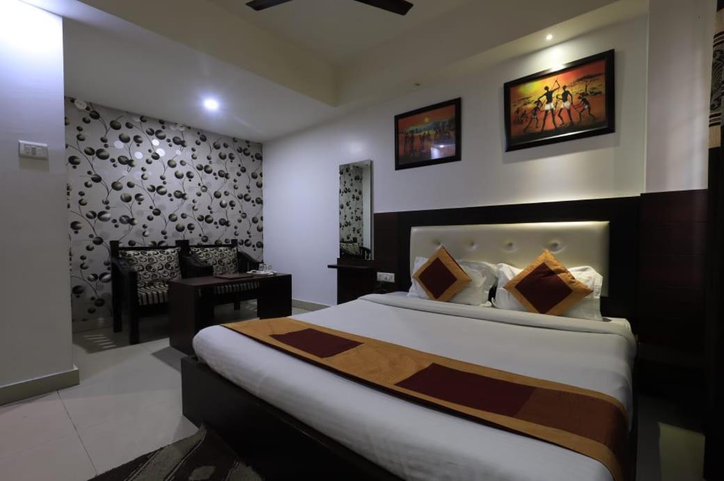 Hotel Rashmi Гувахати Экстерьер фото